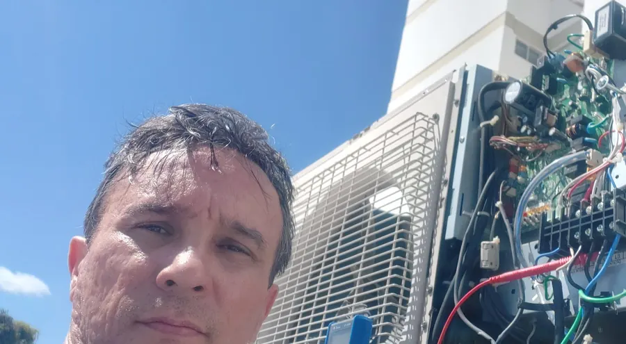 Técnico da ClimaFrost testando placa eletrônica de condensadora
