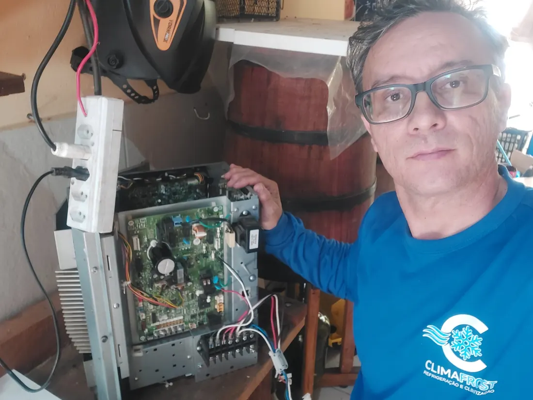 Técnico da ClimaFrost no reparo de placa eletrônica de ar-condicionado
